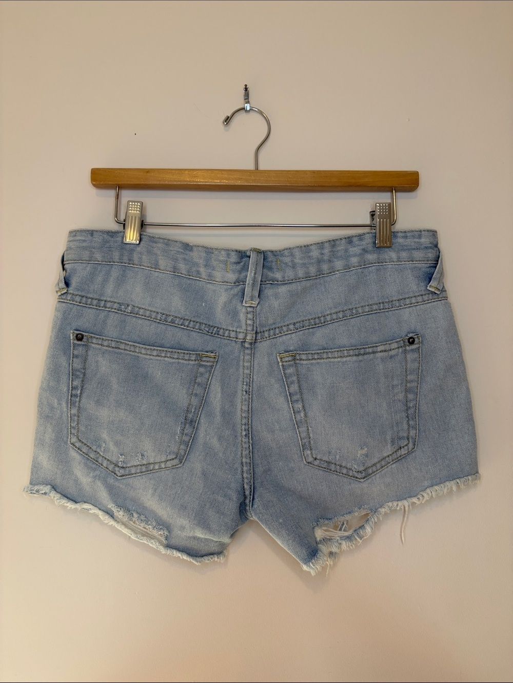 Free People Distressed Denim Cutoff Shorts Light Wash Raw Hem Women’s Size 26 - Picture 2 of 4